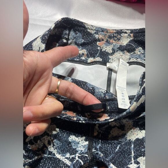 Lululemon Wunder under high altitude spring bloom 21” short leggings, size 4 - Picture 13 of 14